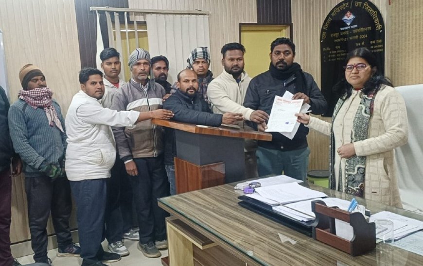 Bajpur: रतनपुरा ग्रामीणों ने कोसी नदी में जेसीबी और ट्रैक्टर-बैकहो खनन के खिलाफ एसडीएम को सौंपा ज्ञापन।