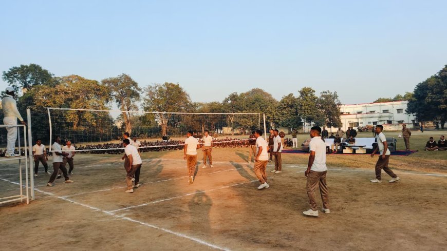 Hardoi : पुलिस लाइन हरदोई में रिक्रूट आरक्षियों के बीच निबंध लेखन और वालीबॉल प्रतियोगिता का आयोजन