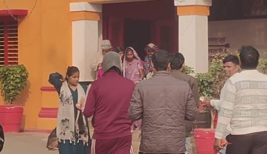 Balrampur : देवीपाटन शक्तिपीठ में मकर संक्रांति पर उमड़ा श्रद्धालुओं का सैलाब, नेपाल से भी पहुंचे हजारों भक्त