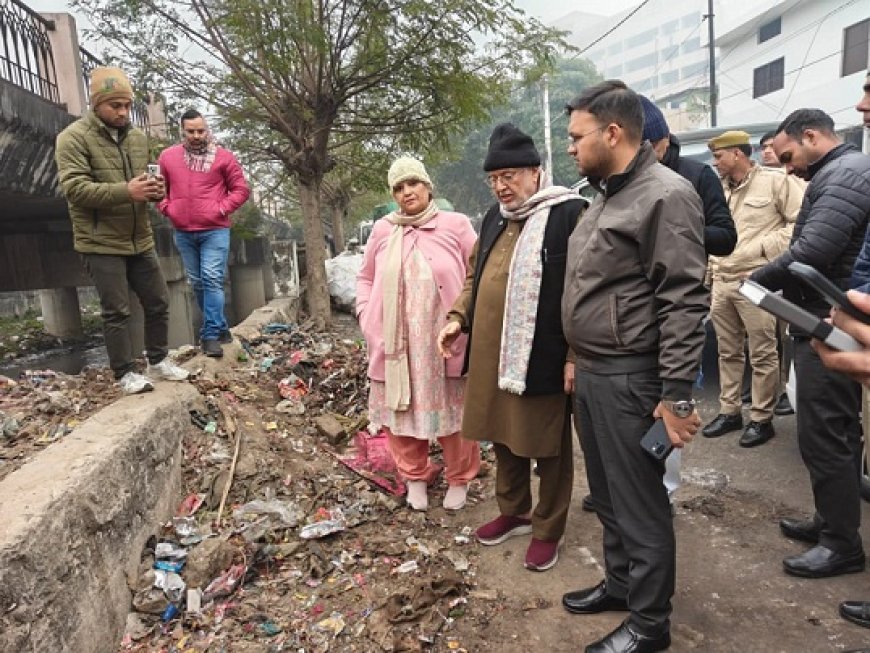 Lucknow: साफ-सफाई में लापरवाही पर भड़के प्रभारी मंत्री सुरेश खन्ना- जोनल अधिकारी सहित संबंधित सभी कर्मचारियों का 2 दिन का वेतन काटने का दिया आदेश। 