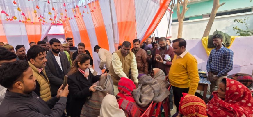 Sitapur : सीतापुर के लहरपुर में ठंड से बचाव के लिए जरूरतमंदों को बांटे कंबल
