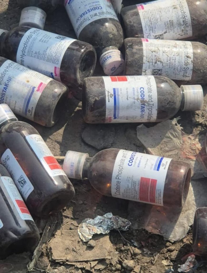 Hathras : पीएचसी परिसर में कूड़े से प्रतिबंधित कोडीनयुक्त कफ सिरप मिलने से मचा हड़कंप