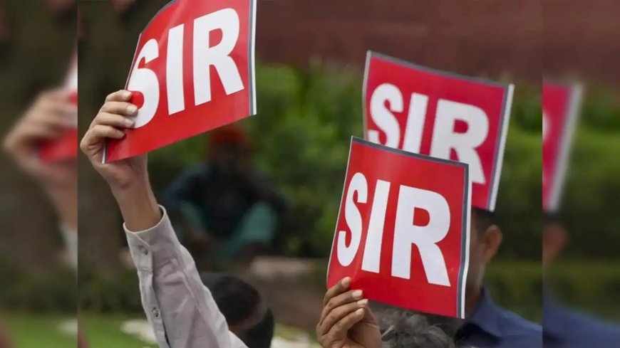 Deoband : बीएलओ ने मतदाताओं को पढ़कर सुनाई ड्राफ्ट वोटर लिस्ट, डीएम-एसएसपी ने की समीक्षा