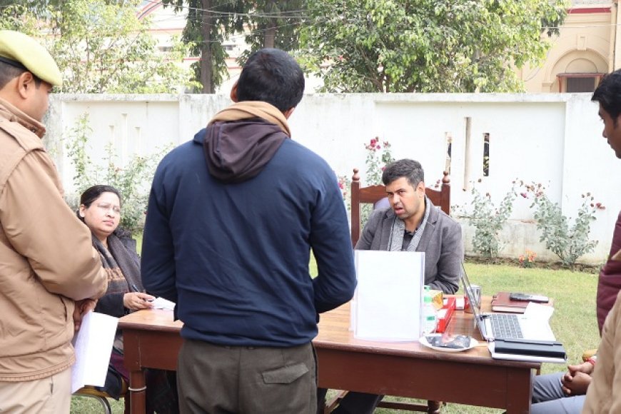 Hardoi: जन सुनवाई में DM अनुनय झा ने सुनीं 92 शिकायतें, त्वरित व गुणवत्तापूर्ण निस्तारण के दिए सख्त निर्देश। 