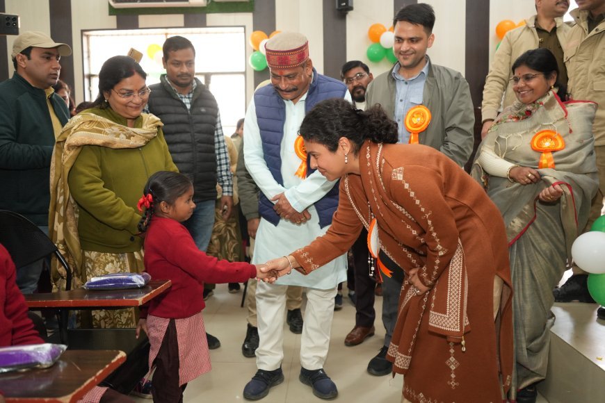 Lucknow : 'डीएम खीरी की पाठशाला' से बेटियों के उज्जवल भविष्य को लगेंगे चार चांद, 'बेटी बचाओ बेटी-पढ़ाओ'  हर बेटी तक पहुंचाने की अनोखी पहल 