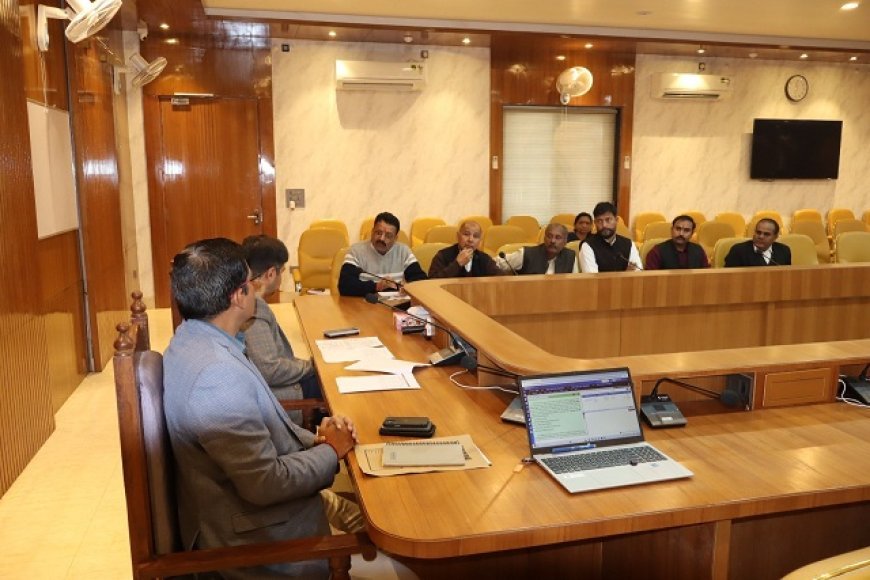 Hardoi: मतदाता सूची के पुनरीक्षण को लेकर जिला निर्वाचन अधिकारी ने राजनीतिक दलों के साथ की महत्वपूर्ण बैठक। 