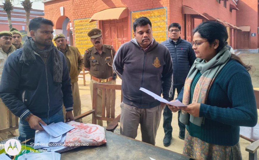 Sitapur : जिलाधिकारी ने विशेष प्रगाढ़ पुनरीक्षण अभियान का किया निरीक्षण, बीएलओ को दिए सख्त निर्देश