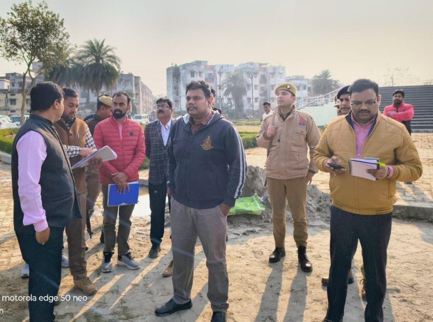 Sitapur : जिलाधिकारी ने निर्माणाधीन आचार्य नरेन्द्र देव स्मृति पार्क का किया निरीक्षण, गुणवत्ता और सौंदर्य पर दिए सख्त निर्देश