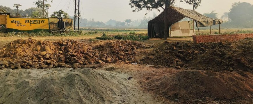 Sitapur : मधवापुर में मानक विहीन प्लाटिंग पर विवाद, ग्राम समाज की जमीन से जबरन रास्ता निकालने की कोशिश