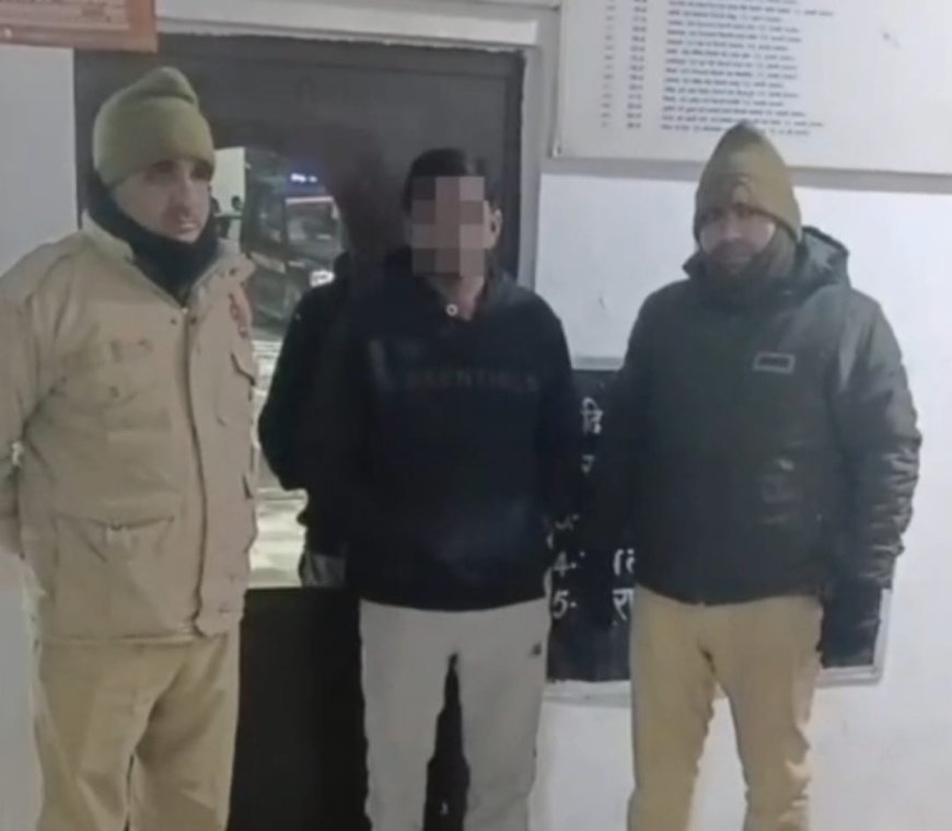 Hathras : अवैध गांजा बेचते टॉप-10 अपराधी गिरफ्तार, 2 किलो से ज्यादा गांजा बरामद