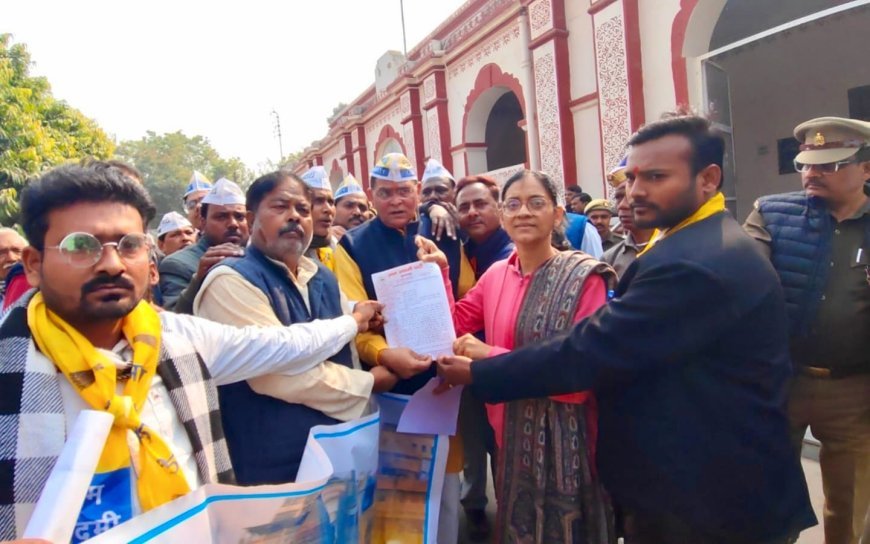 Sultanpur : आम आदमी पार्टी ने मणिकर्णिका घाट पर मंदिर ध्वस्त करने के विरोध में प्रदर्शन किया, राष्ट्रपति को ज्ञापन सौंपा