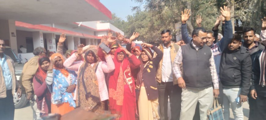 Rae Bareli : लालगंज क्षेत्र में नहर पटरी टूटने से सैकड़ों बीघा गेहूं फसल डूबी, किसानों ने प्रदर्शन कर मुआवजा मांगा