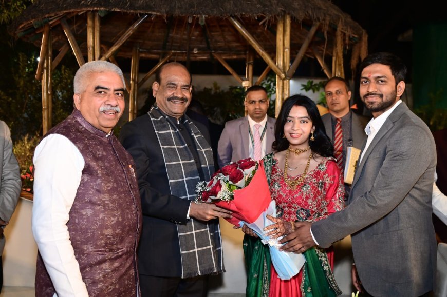 Lucknow : लोकसभा अध्यक्ष ओम बिरला ने लखनऊ में मंत्री राकेश सचान के आवास पर नवविवाहित जोड़े को आशीर्वाद दिया