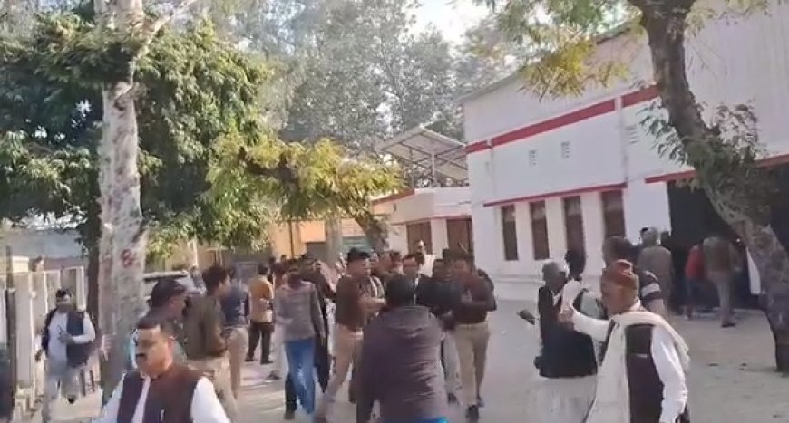 Sambhal: जिला सहकारी बैंक चुनाव में हंगामा, बीजेपी–सपा कार्यकर्ताओं में भिड़ंत, एसपी विधायक के बेटे को लगा चांटा। 
