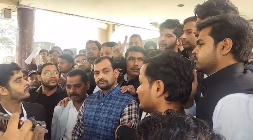 Sambhal: सीजेएम विभांशु सुधीर के तबादले पर बवाल, सम्भल जिला कोर्ट में वकीलों का प्रदर्शन, CM योगी के खिलाफ नारेबाजी। 