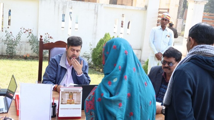 Hardoi: जिलाधिकारी अनुनय झा ने सुनी 94 शिकायतें, त्वरित निस्तारण के दिए सख्त निर्देश। 