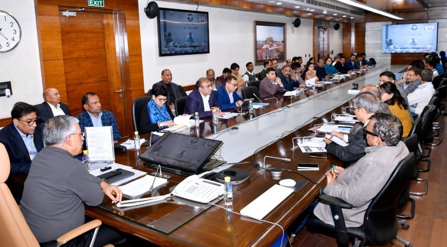 Lucknow : मुख्य सचिव ने वीडियो कॉन्फ्रेंसिंग के माध्यम से सभी मण्डलायुक्तों एवं मुख्य विकास अधिकारियों के साथ शासन के प्राथमिकता कार्यक्रमों एवं योजनाओं की समीक्षा की