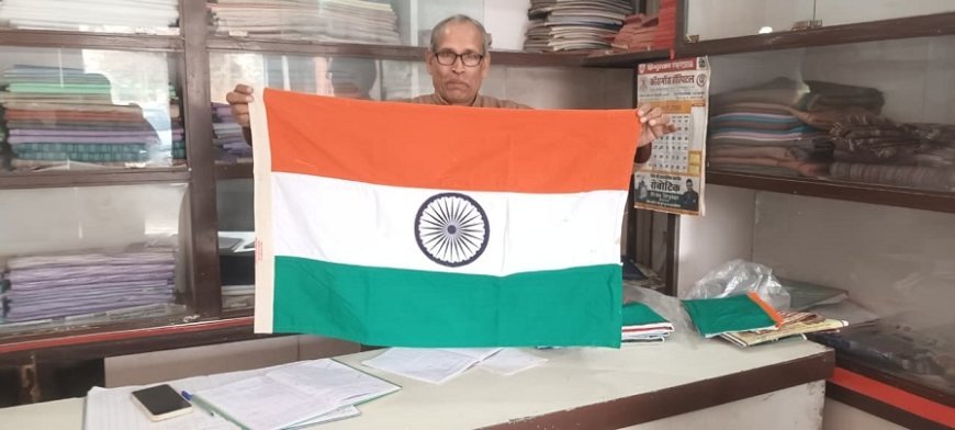 Sambhal: खादी तिरंगे की घटती चमक: अनधिकृत झंडों से प्रभावित हुई बिक्री, सम्मान और जागरूकता की अपील।