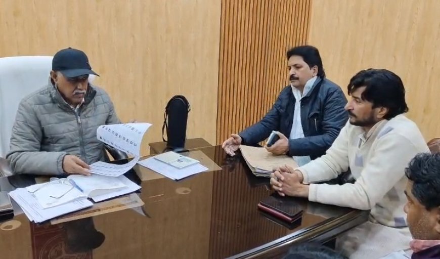 Sambhal: वोटर लिस्ट में गड़बड़ी का आरोप, सपा नेताओं ने एसडीएम से की शिकायत। 