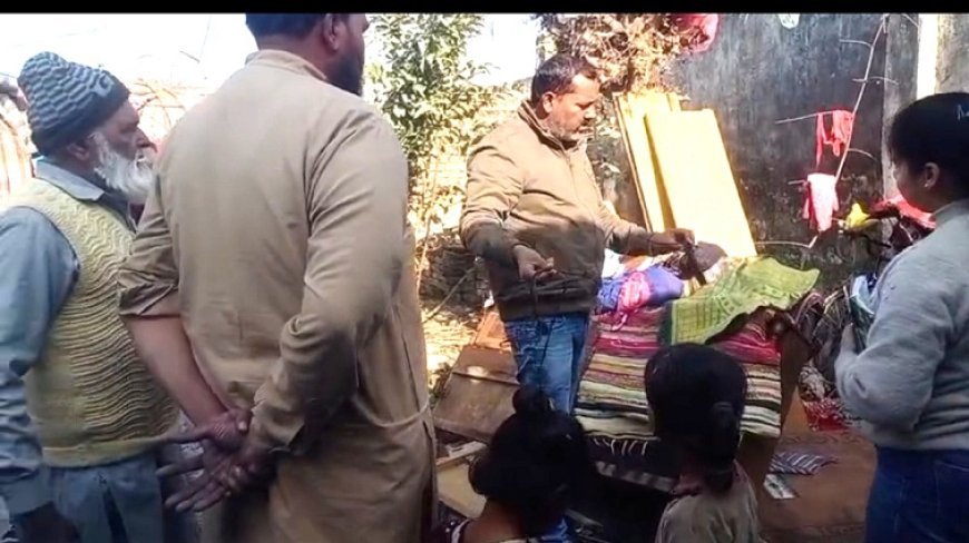 Bajpur: गांव बाजपुर में अज्ञात कारणो से आग लगने से सब कुछ जलकर राख। 