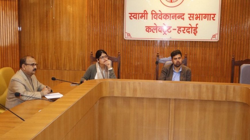 Hardoi: जिलाधिकारी की अध्यक्षता में हुई आयुष विभाग की समीक्षा बैठक। 