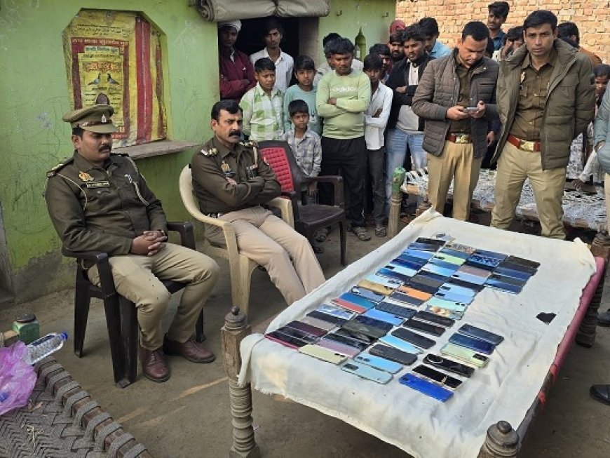 मथुरा के दौलतपुर गांव ने साइबर ठगी के खिलाफ दिखाई एकजुटता, ग्रामीणों ने पुलिस को सौंपे दर्जनों मोबाइल फोन। 