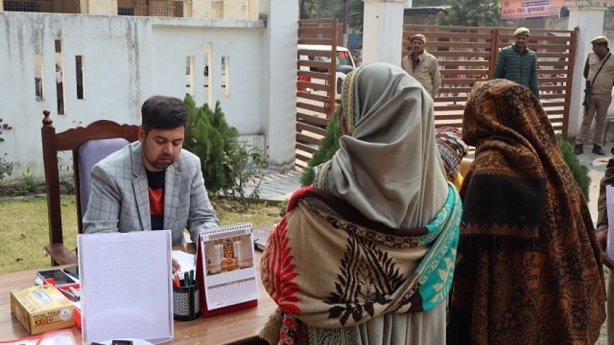 Hardoi: जिलाधिकारी अनुनय झा ने जनसुनवाई में सुनी आमजन की 65 शिकायतें, त्वरित निस्तारण के दिए निर्देश। 