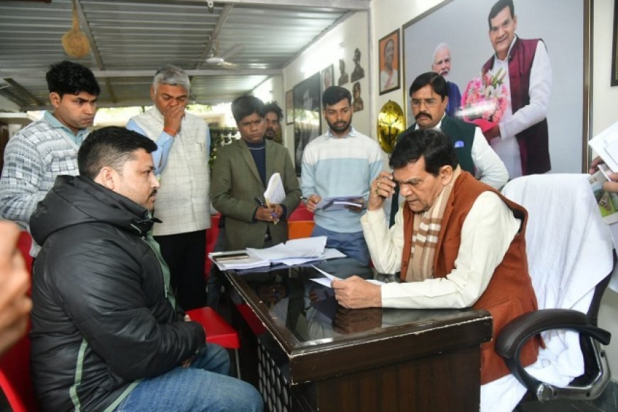 Lucknow: जनसुनवाई में घूस की बात सुन मंत्री ने दिखाए सख्त तेवर, दोषियों पर गिरी गाज। 