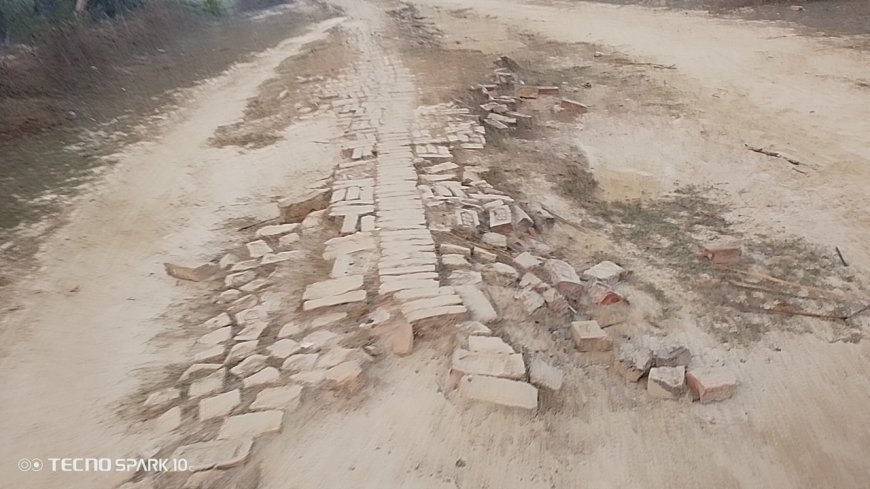 Sitapur : 12 साल पुराना जर्जर खड़ंजा, दोपहिया चालकों की जान खतरे में, आजाद अधिकार सेना ने मुख्यमंत्री पोर्टल पर मरम्मत की मांग की