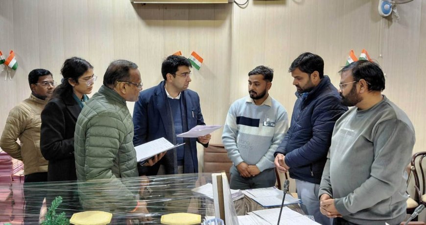 Hathras : हाथरस में मतदाता आपत्तियों की सुनवाई का जिला निर्वाचन अधिकारी ने किया औचक निरीक्षण