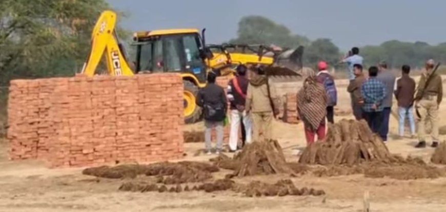 Pratapgarh : प्रतापगढ़ में सरकारी चारागाह भूमि पर अवैध कब्जा हटवाया