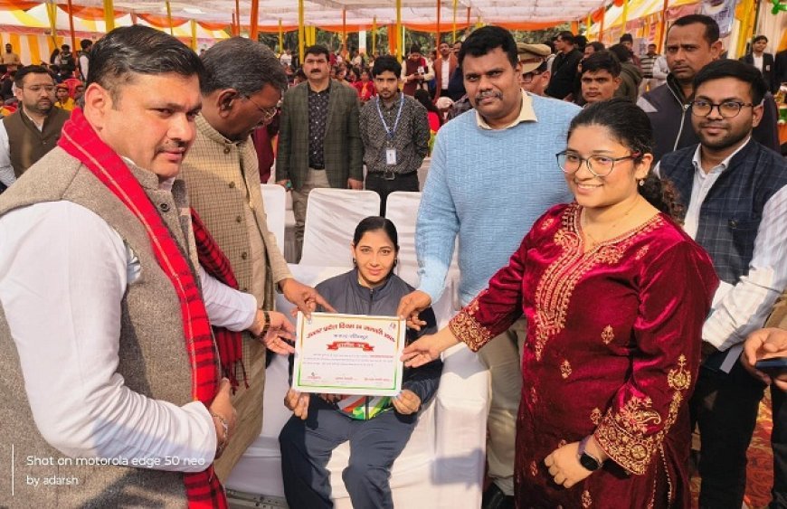 Sitapur: उत्तर प्रदेश दिवस के उपलक्ष्य में स्टॉल लगाकर लाभार्थियों को विभिन्न लाभार्थीपरक योजनाओं की दी जानकारी।