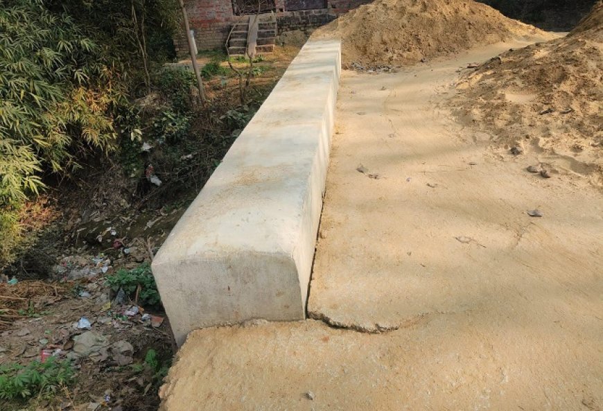 Sitapur: तालाब पर बनी पुलिया बनी भ्रष्टाचार की मिसाल, मिट्टी डालने में भी लापरवाही। 