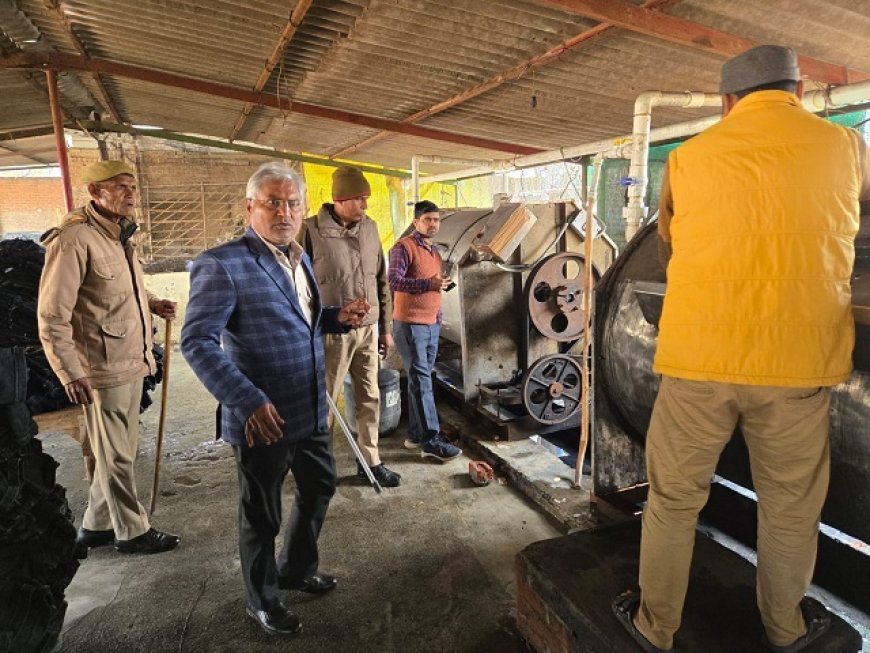 Sambhal: बिना अनुमति संचालित जींस वाशिंग प्लांट पर प्रशासन की कार्रवाई, जनरेटर सील। 