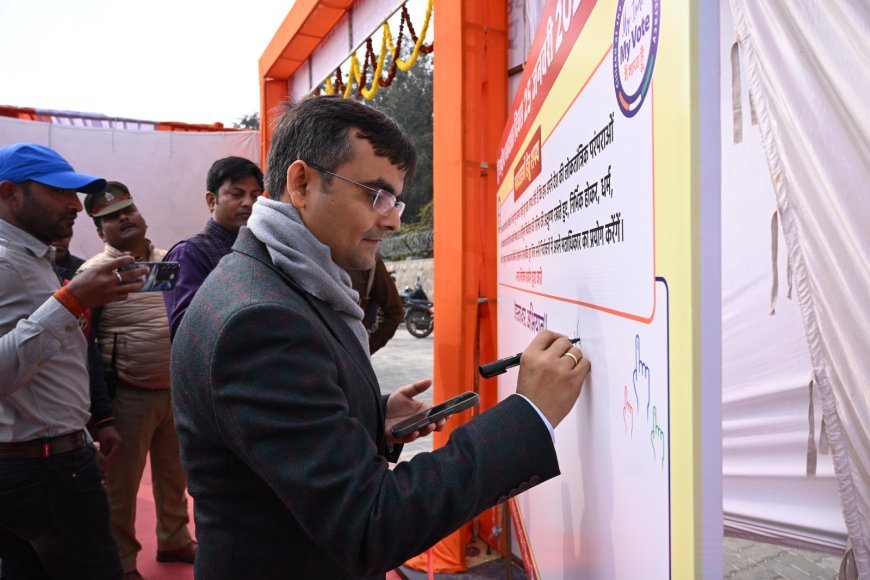 Ambedkarnagar : जिलाधिकारी अनुपम शुक्ला को मुख्यमंत्री युवा उद्यमी विकास अभियान में उत्कृष्ट प्रदर्शन के लिए सम्मानित किया गया