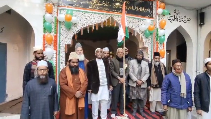 Sambhal: सम्भल के मदरसों में देशभक्ति के रंग में मना 77वाँ गणतंत्र दिवस, संविधान की रक्षा का लिया संकल्प। 