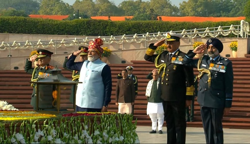 भारत की 77वीं गणतंत्र दिवस परेड में पहली बार दिखा 'ऑपरेशन सिंदूर' का भव्य प्रदर्शन, जहां फाइटर जेट्स ने आकाश में बनाया विशेष 'सिंदूर फॉर्मेशन' और पैराट्रूपर्स ने कर्तव्य पथ पर उतारा शौर्य का प्रदर्शन।