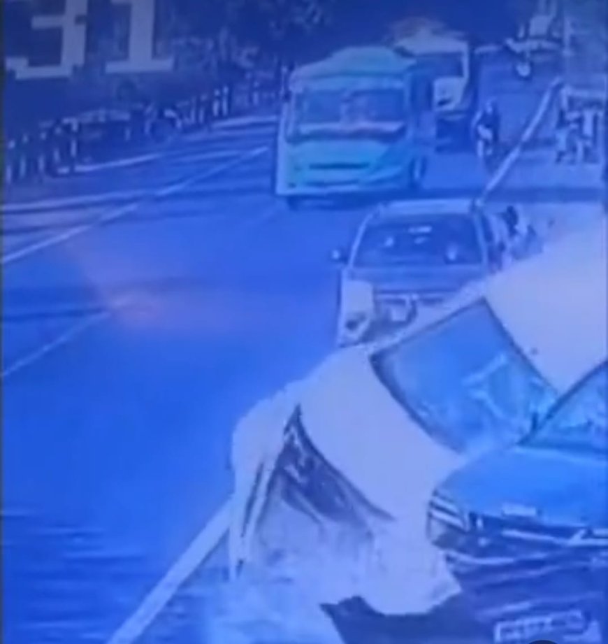 Hathras : हाथरस-अलीगढ़ मार्ग पर दो कारों की भीषण टक्कर, 18 वर्षीय युवक की मौत, पांच घायल, CCTV में दर्ज हुई दुर्घटना