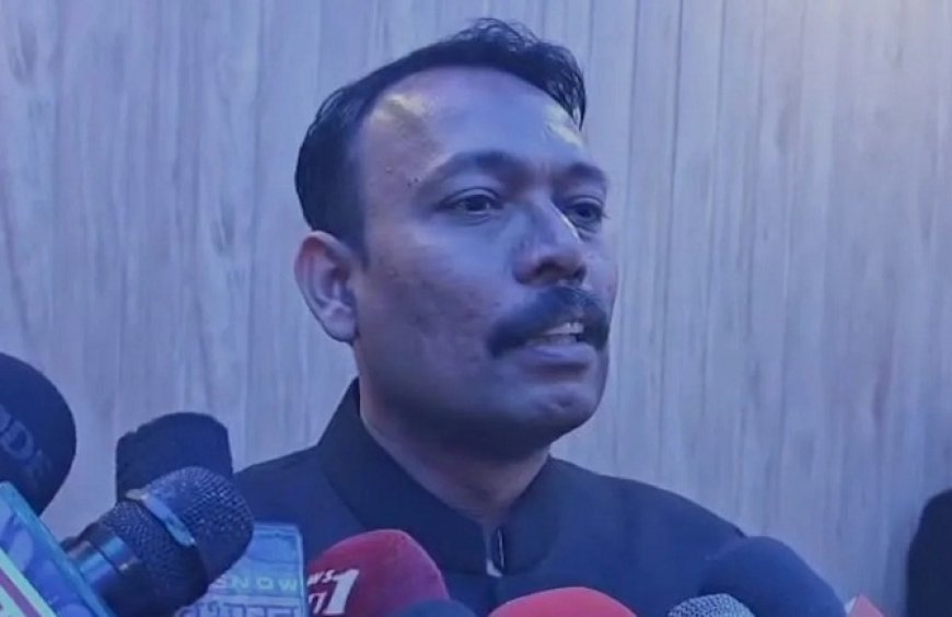 UP सरकार ने अनुशासनहीनता के आरोप में अलंकार अग्निहोत्री को सस्पेंड किया, DM ऑफिस के बाहर धरने पर बैठे पूर्व मजिस्ट्रेट ने राष्ट्रपति शासन की मांग की।