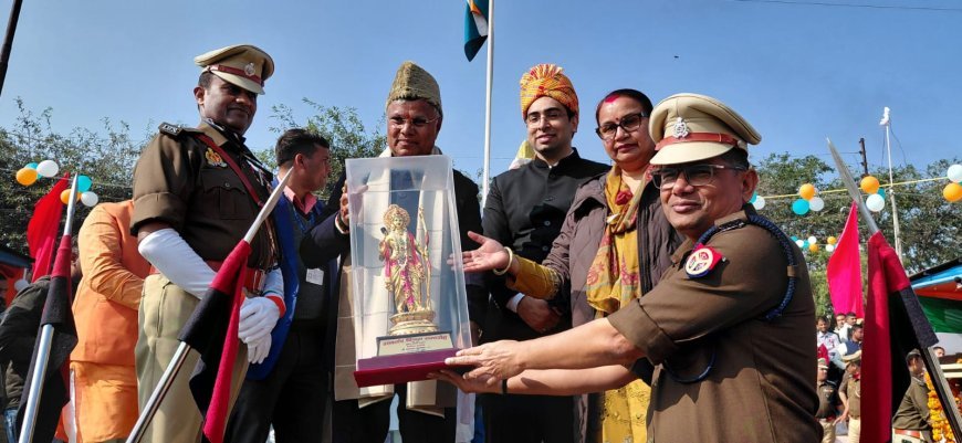 Hathras : हाथरस में 77वें गणतंत्र दिवस पर भव्य समारोह, संविधान के प्रति निष्ठा का संकल्प लिया