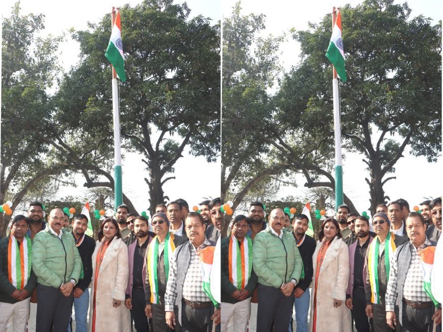 Hathras : अध्यक्ष श्वेता चौधरी और पूर्व सांसद राजेश दिवाकर की मौजूदगी में नगर पालिका में गणतंत्र दिवस पर ध्वजारोहण