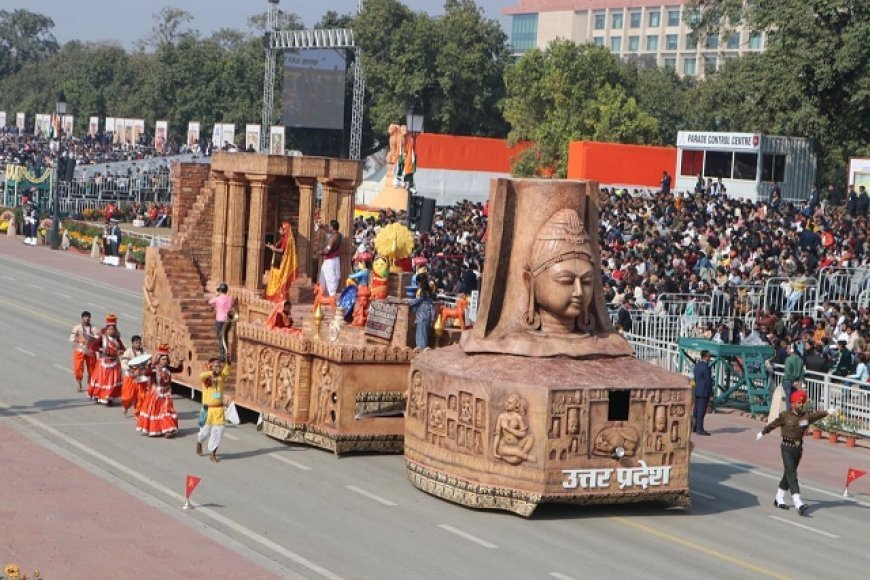 Lucknow: कर्तव्य पथ पर मंत्रमुग्ध दिखे दर्शक, उत्तर प्रदेश की झांकी ने बटोरी खूब सराहना। 