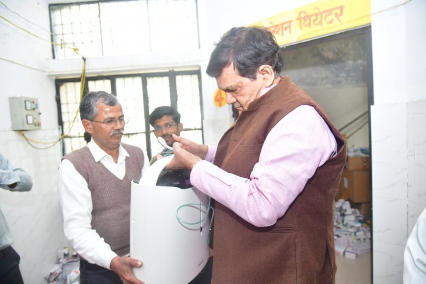 Lucknow : मंत्री ए.के. शर्मा ने किया प्राथमिक स्वास्थ्य केंद्र सुग्गीचौरा का आकस्मिक निरीक्षण, स्वास्थ्य सेवाओं की गुणवत्ता पर दिया जोर