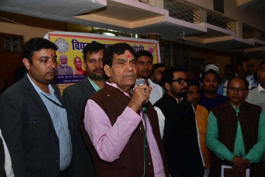 Lucknow : नगर विकास एवं ऊर्जा मंत्री एक शर्मा ने अपने मऊ प्रवास के दौरान विद्युत बिल राहत योजना के विभिन्न शिविरों का किया निरीक्षण