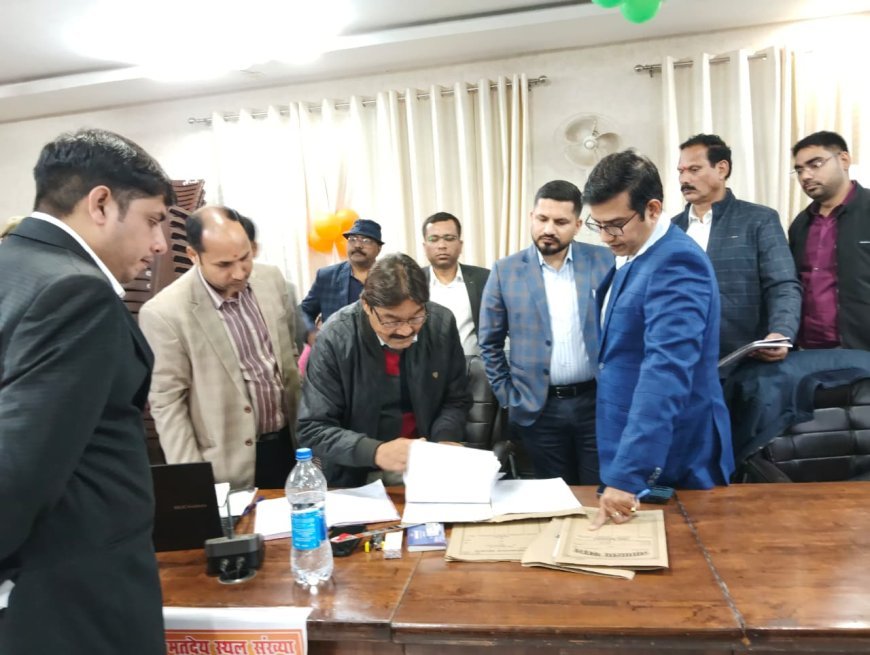 Barabanki : मतदाता सूची पुनरीक्षण- मंडलायुक्त ने की सुनवाई प्रक्रिया की जांच, शेष पात्रों से फॉर्म-6 भरवाने के निर्देश