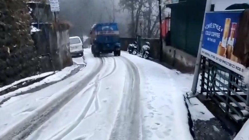 Mussoorie: पहाड़ों की रानी मसूरी में फिर बदला मौसम का मिजाज, देर रात बारिश व ओलावृष्टि से सड़कों ने ओढ़ी सफेद चादर।