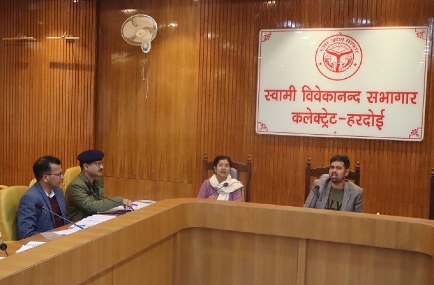 Hardoi: विद्यार्थियों एवं आम लोगों को सड़क सुरक्षा नियमों का पालन करने हेतु जागरूक करें- डीएम