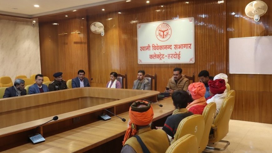 Hardoi: चौरासी कोसी परिक्रमा को सकुशल सम्पन्न कराने हेतु जिलाधिकारी की अध्यक्षता में बैठक, मूलभूत सुविधाओं की व्यवस्था के निर्देश। 