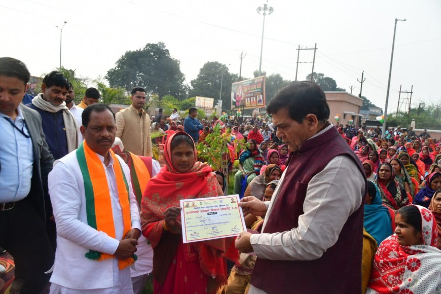 Mau : मऊ में पीएम आवास योजना के लाभार्थियों को मंत्री एके शर्मा ने सौंपे स्वीकृति पत्र