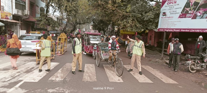 Hardoi : हरदोई में राष्ट्रीय सड़क सुरक्षा माह के तहत यातायात नियमों की जागरूकता अभियान